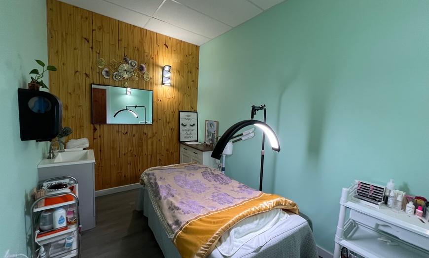 Image 4: 60-Minute Couples Massage or Relaxation Spa Package at EVIVE Spa