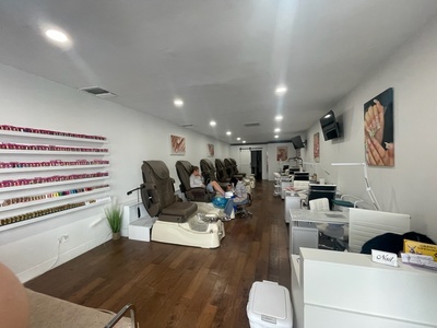 1 Classic Manicure - Nail Gloss Spa. Co