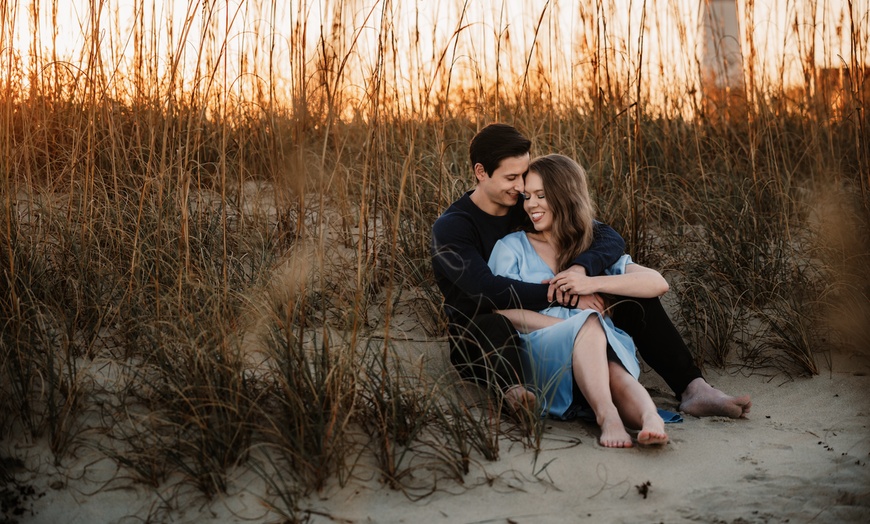 Image 11: 60-Min Outdoor Or Beach Photo Session / 30-Min Outdoor Session
