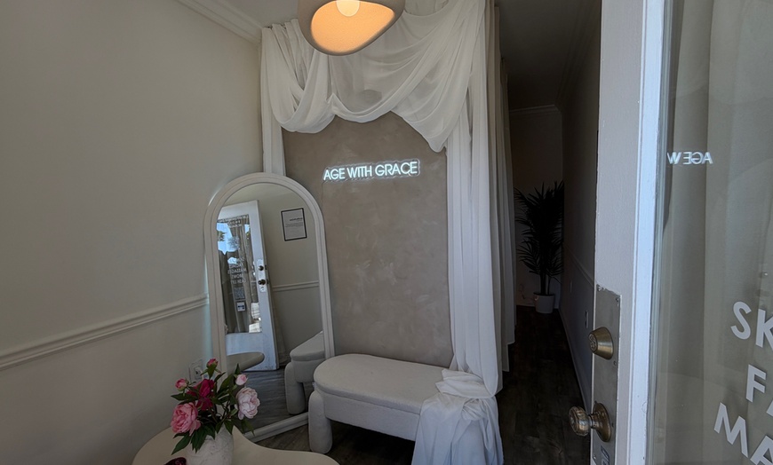 Image 3: 90-Minute Hot Stone Massage with Choice of Foot or Scalp Treatment