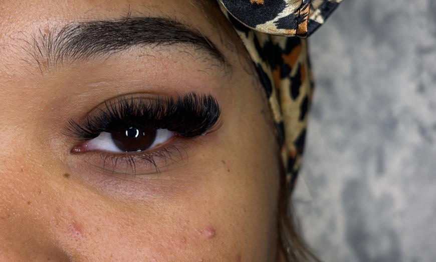Image 5: Full Set of Volume w/ or w/o Refill or Eyelash Extensions + Bottoms