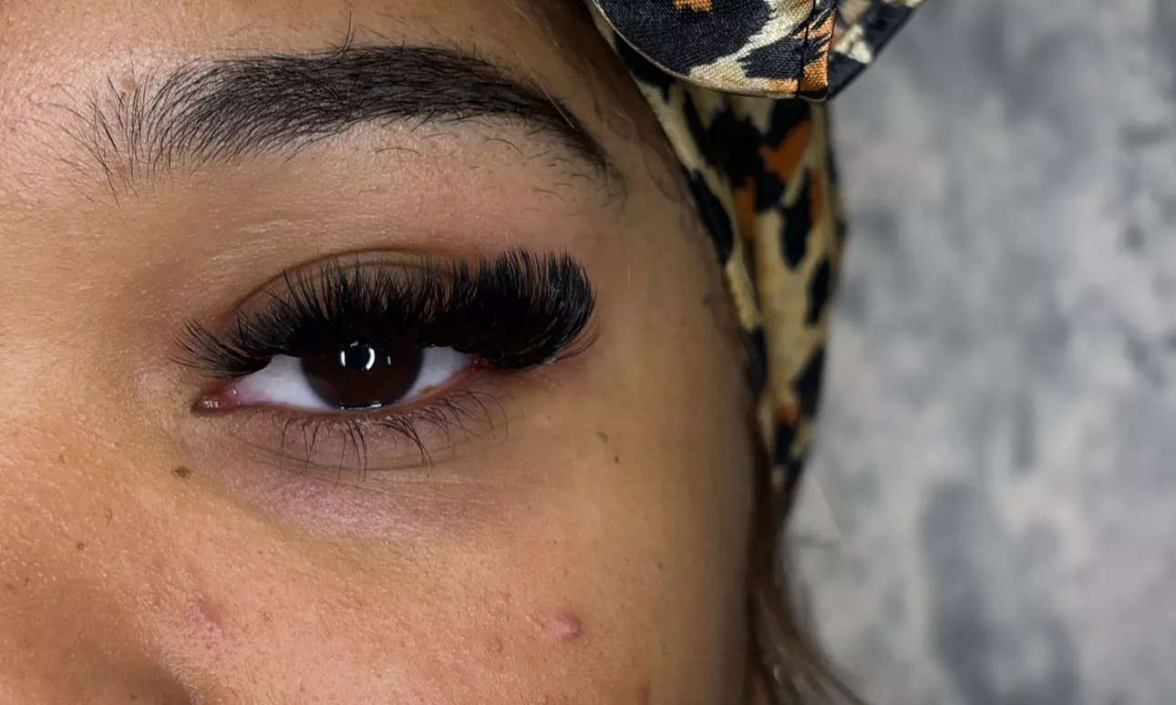 Full Set of Volume w/ or w/o Refill or Eyelash Extensions + Bottoms