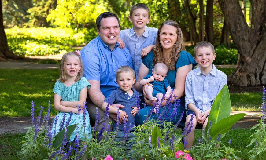 Image 4: Family Portrait Session with 8x10 Retouched Master Print
