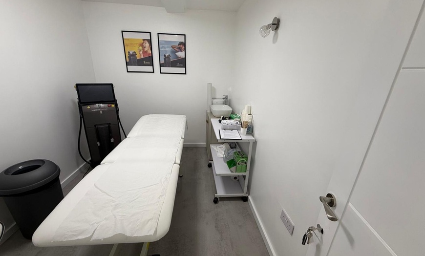 Image 4: Deluxe Hydro Diamond Facial w/ Dermalux Triwave LED Light Therapy