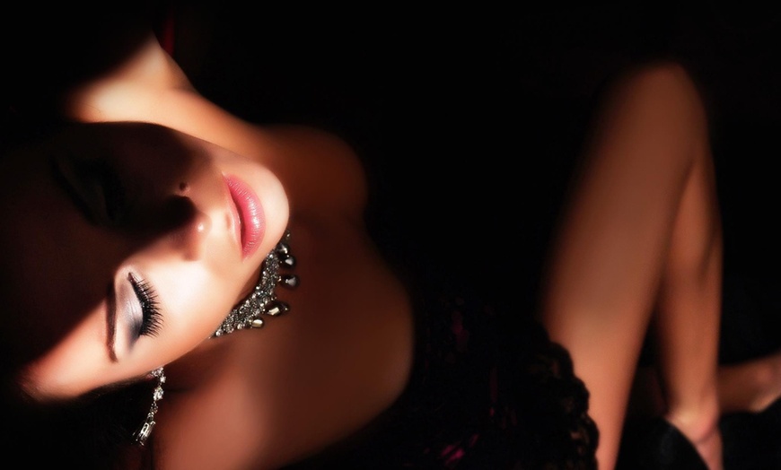 Image 8: Unleash Confidence in a Holiday Boudoir Experience