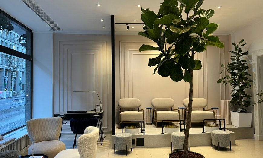 Image 2: 30 Min. Premium Maniküre oder SPA Pediküre (ohne Lack) für 1 Person