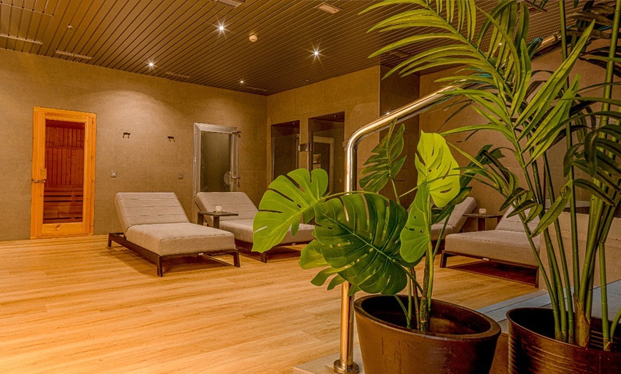 Image 2: Circuito de Spa privado de 60 minutos y masaje para 2 personas 