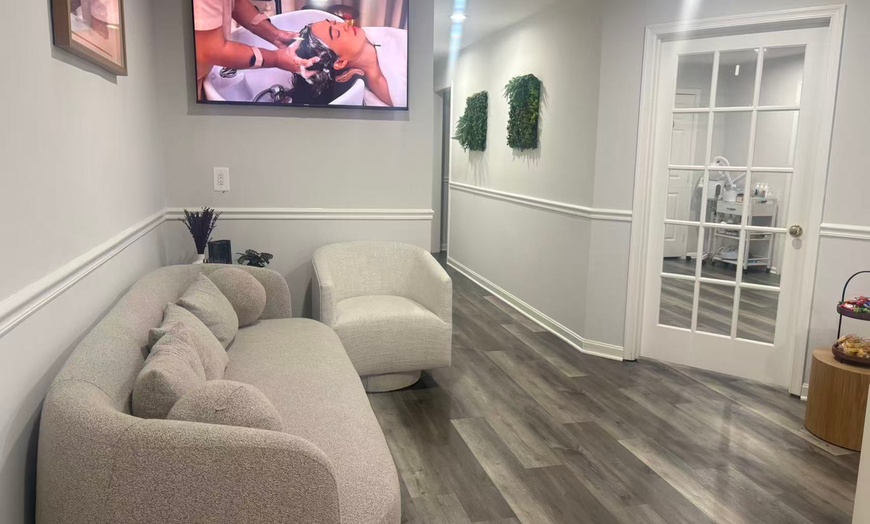 Image 3: 60–90 Min Couples Massage with Foot, Hot Stones & Essential Oils