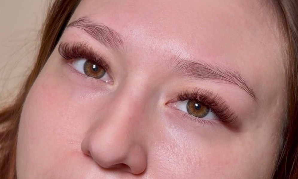 Enhance Your Look with a Full Set of Hybrid Eyelash Extensions