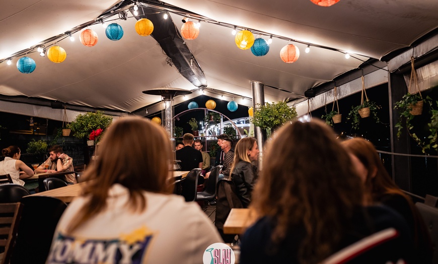 Image 3: Ciesz się różową pizzą i sernikiem na Różowej Barce na Wiśle