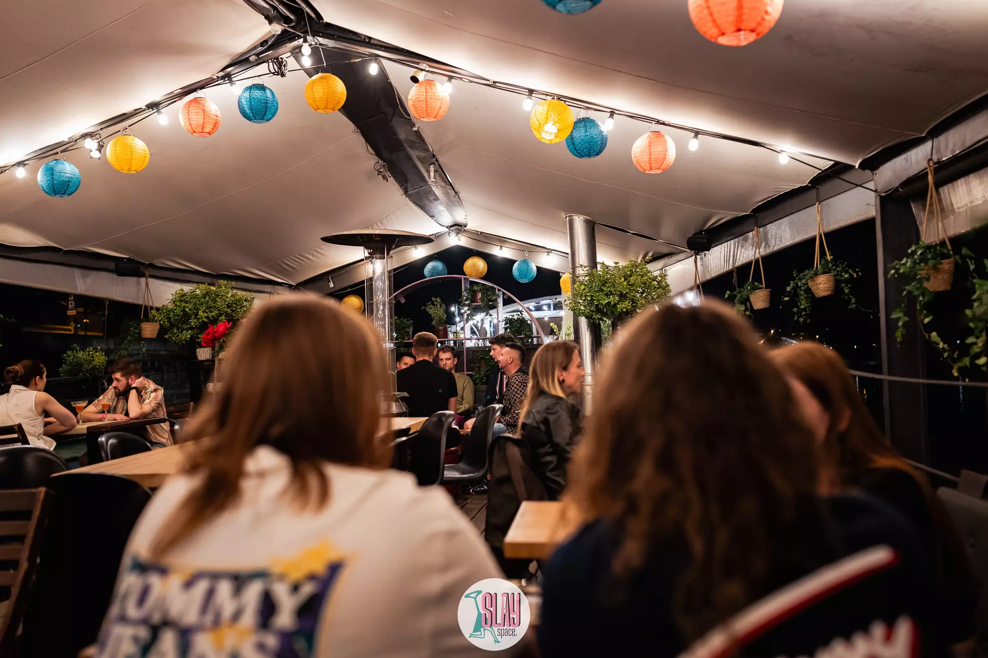 Ciesz się różową pizzą i sernikiem na Różowej Barce na Wiśle