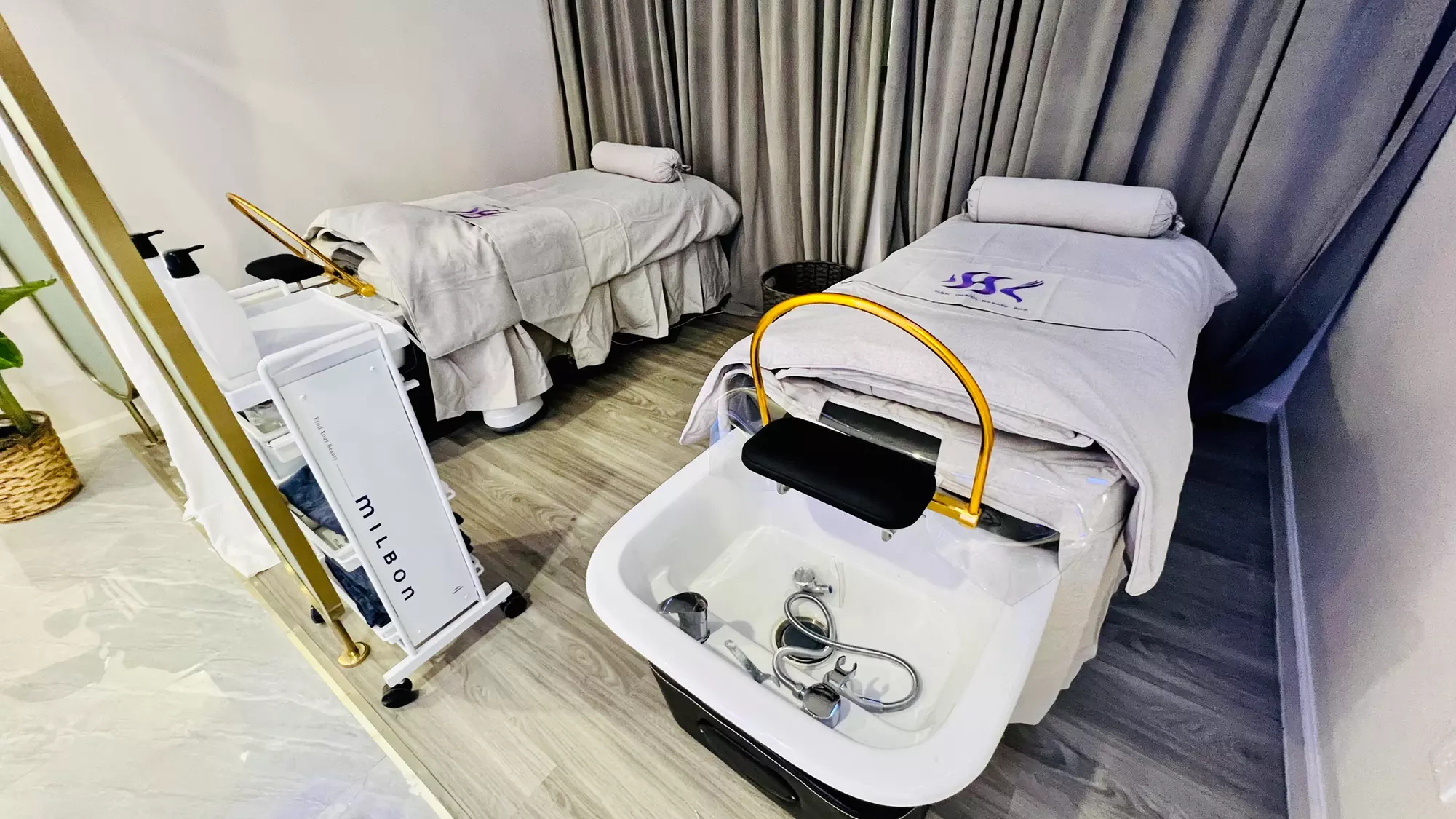 Deluxe Head Therapy at H&K Health Beauty