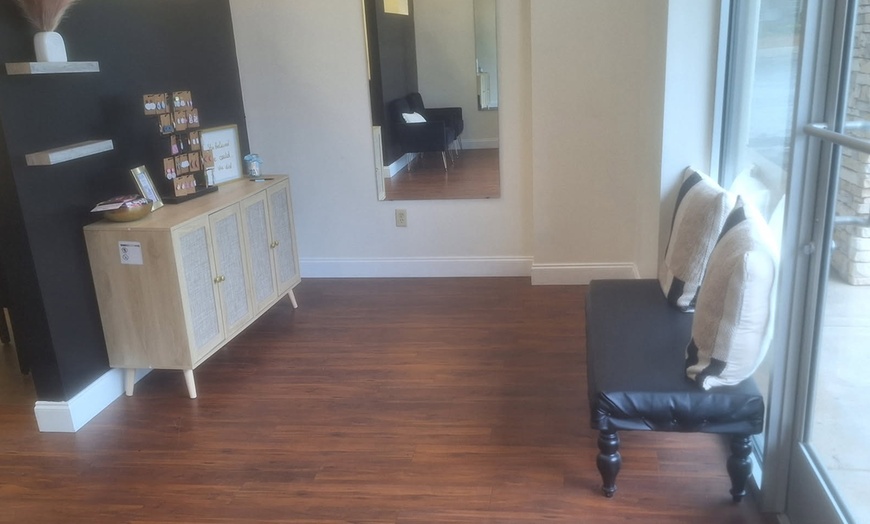 Image 4: Custom Haircut, Conditioning & Blowdry with Color or Highlights