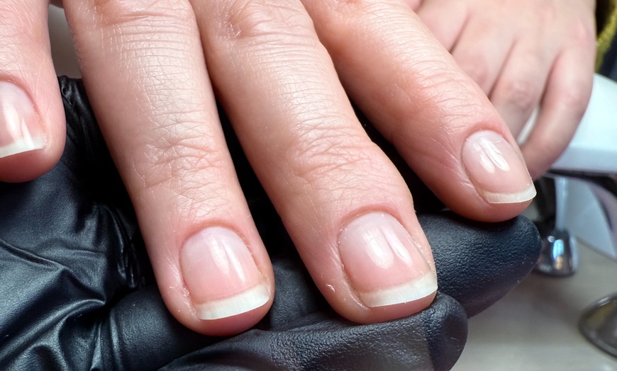 Image 2: Beauté des mains russe avec vernis semi permanent ou rallongement gel