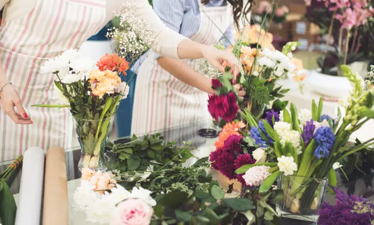 Create Stunning Bouquets with Seasonal Flowers Arranging Class