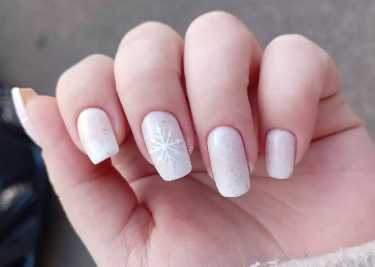 Rallongement gel ou gainage couleur à Perpignan avec Claire Onglerie