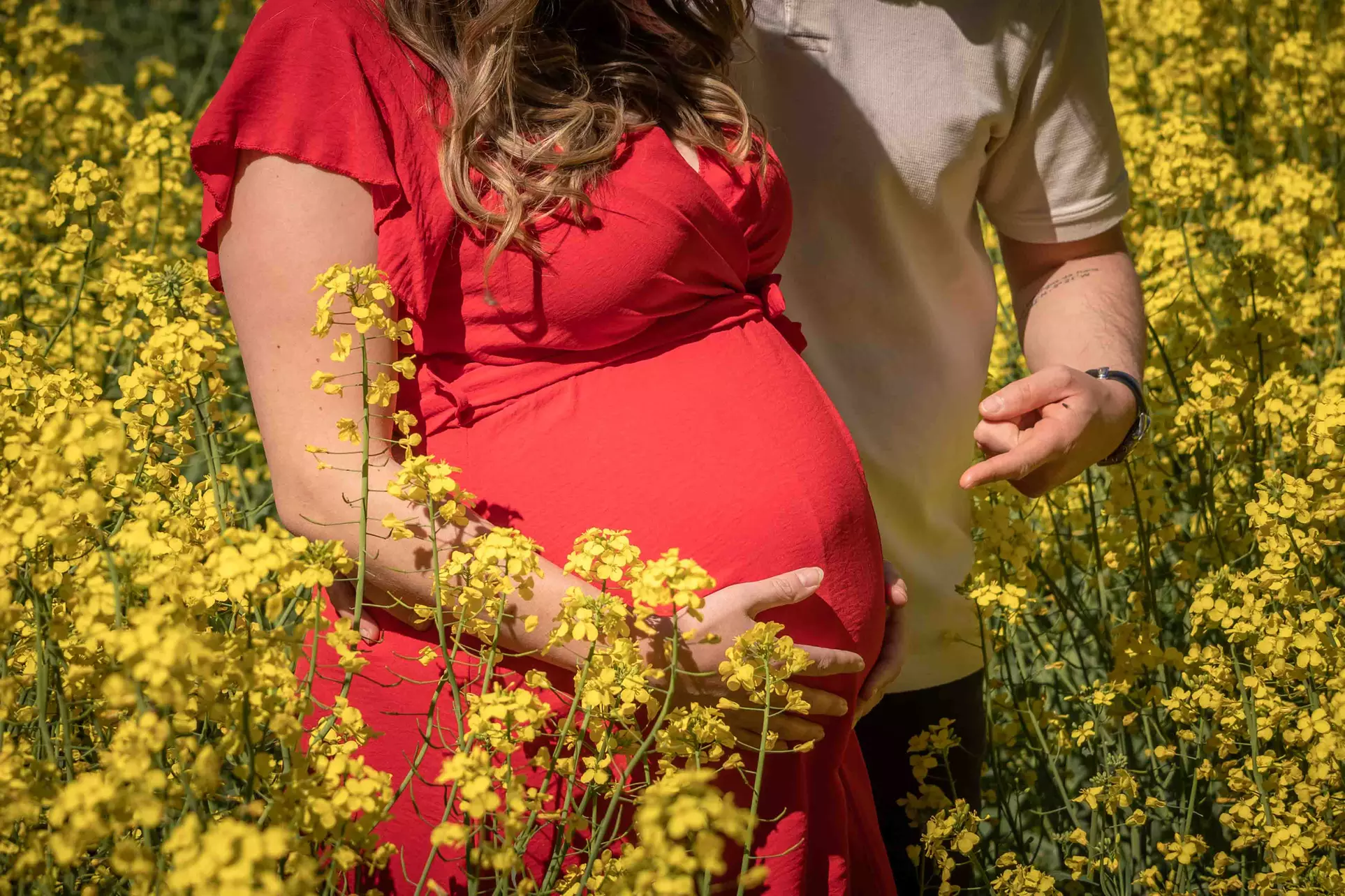 Babybauch- und Schwangerschafts-Fotoshooting für bis zu 5 Pers. inkl. 1, 3 oder 5 Bilder (bis zu 81% sparen) - Second Medium