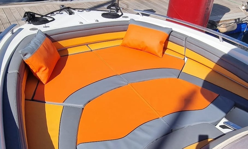 Image 3: Paseo en charter privado de 3 horas para hasta 6 personas con cava 