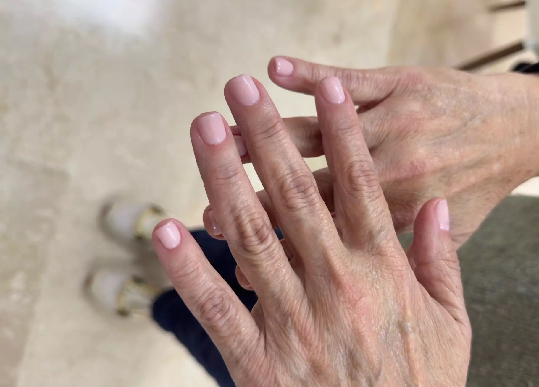 Sesión de manicura, pedicura o ambas con diseño especial en una uña