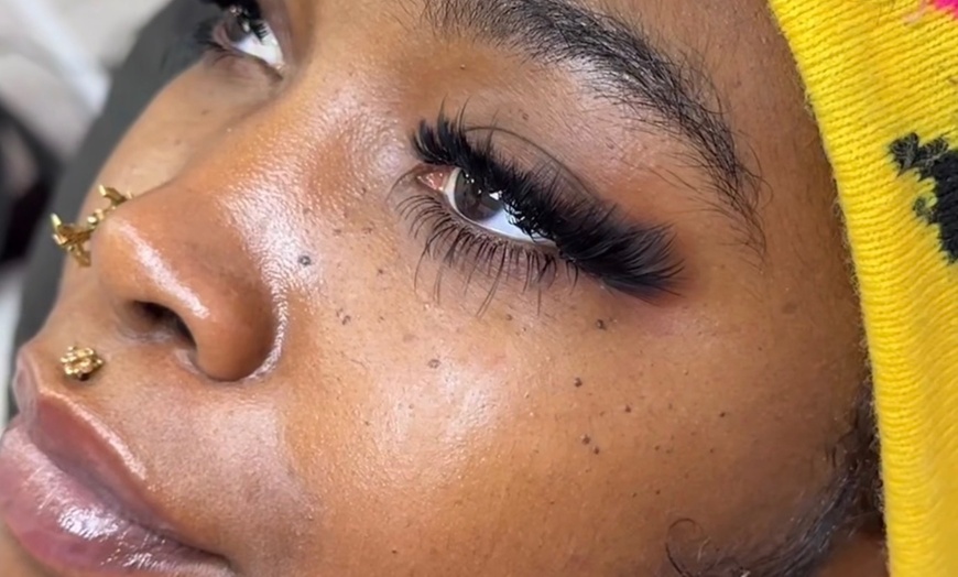 Image 3: Enhance Yourself with the Eyelash Extensions