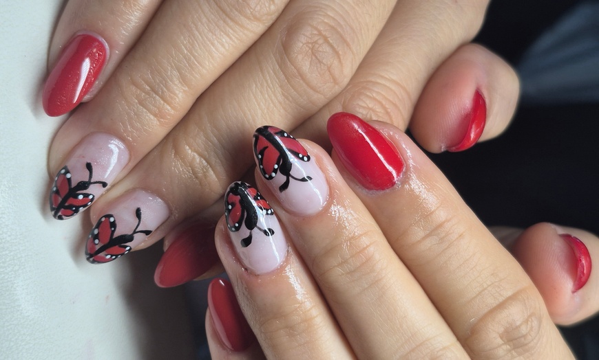 Image 7: Pamper Yourself with Flawless Gel Nails for Every Style