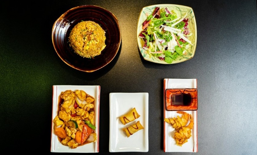 Image 9: Explora lo auténtico: menú degustación de sushi para 2 o 4 personas