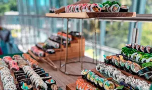 Sushi na twoją imprezę: 300-1000 sztuk – rolki klasyczne, w tempurze, wegańskie i rybne od Ikeda Sushi (do -34%)