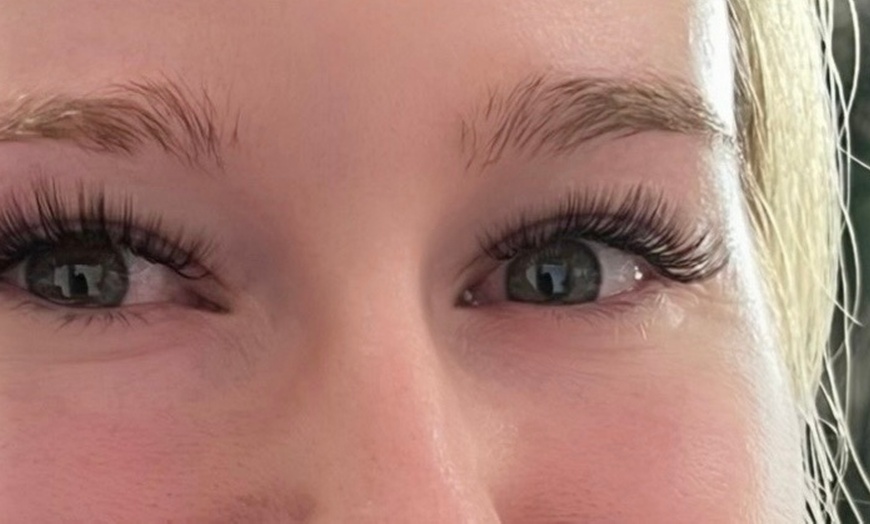Image 4: Transform Your Look: Faux Mink Individual Classic Lash Extensions