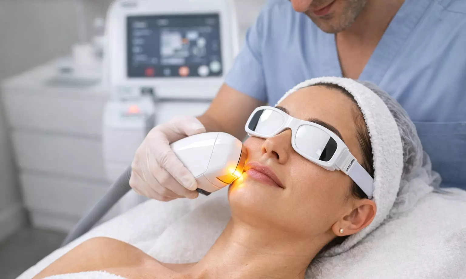 Luksusowy zabieg fotoodmładzania IPL RF: 1-5 zabiegów w Masaż SPA Katowice Fredry (do -54%) - Primary Image