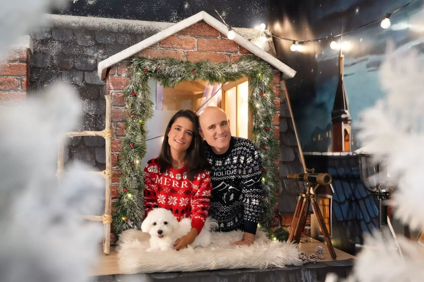 Sesión de fotos navideñas para hasta 5 personas con atrezzo y 10 o 15 imágenes retocadas; ahorra hasta un 69% - Second Medium