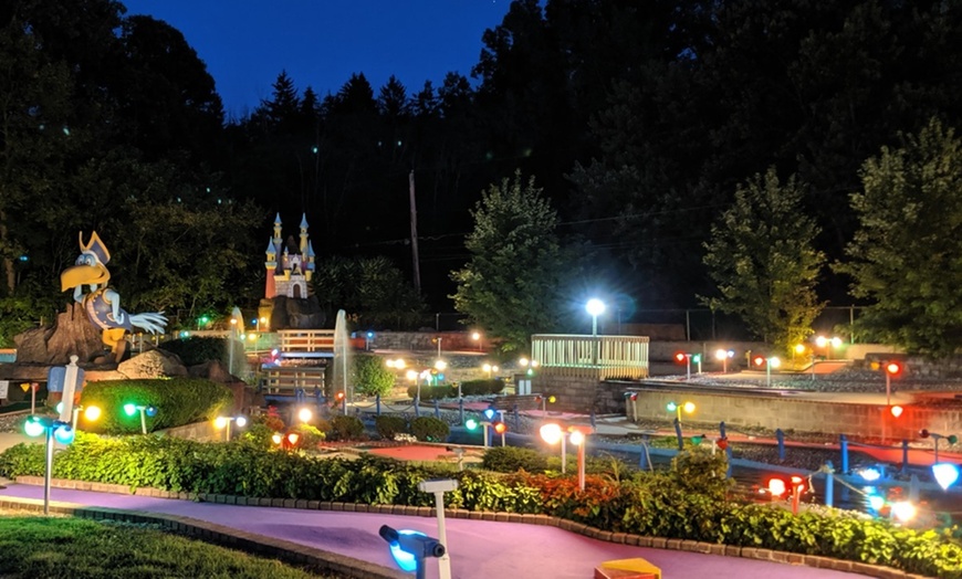 Image 4: Play Fun 18-Hole Mini Golf Together - Great For All Levels!