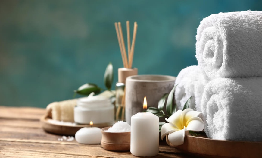 Image 4: Unwind with a Therapeutic Massage & Detox Session