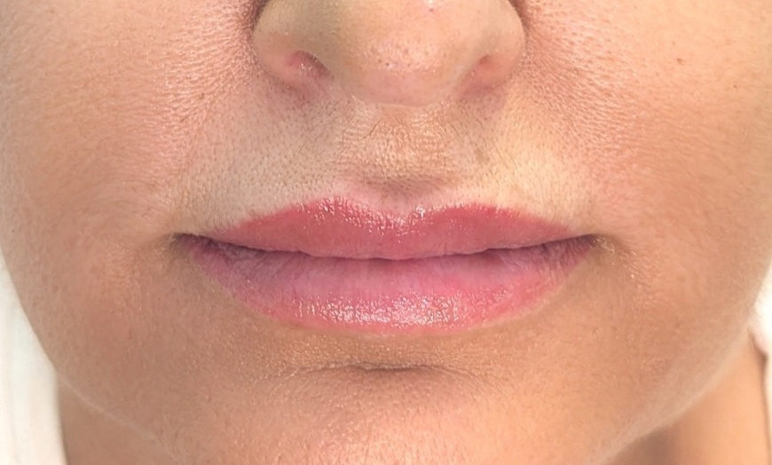Image 2: Perfekcyjne usta, naturalne piękno: makijaż permamenty ust 