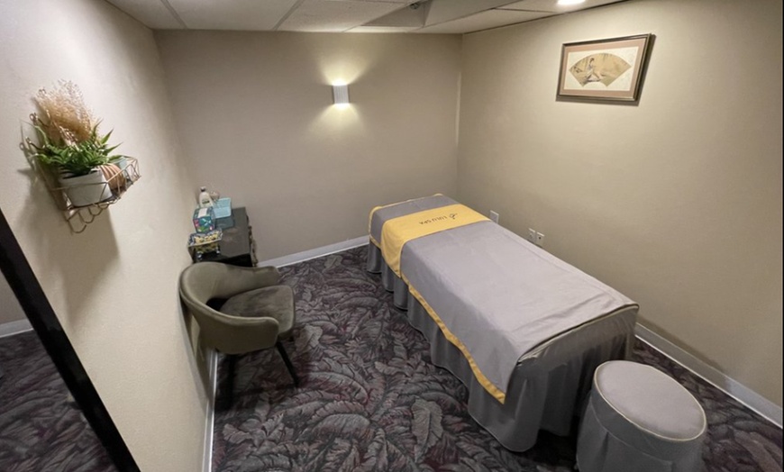 Image 4: Couples 60- or 90-Minute Swedish Body Massage with Hot Stones