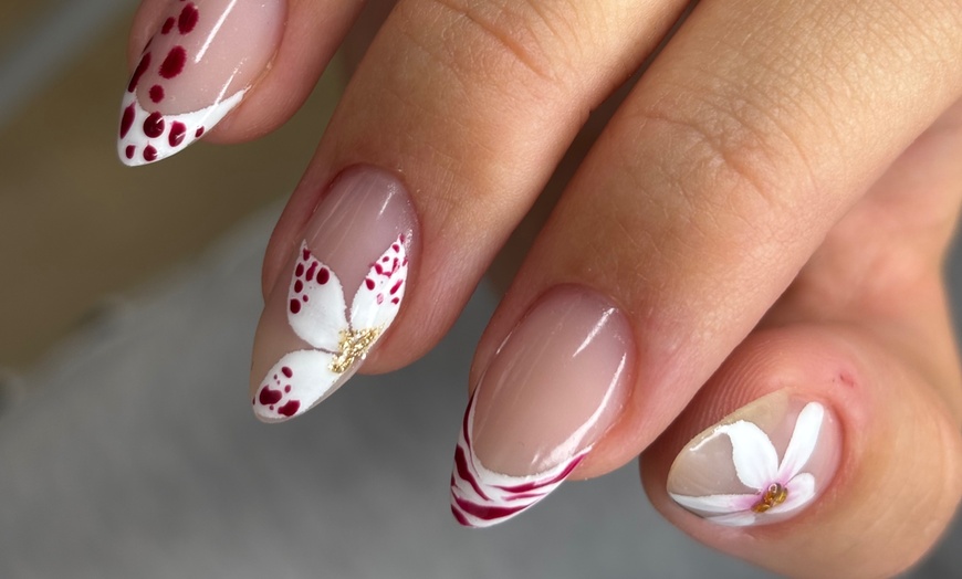 Image 17: Pose gel, vernis semi-permanent ou sur ongles naturels chez MStudio
