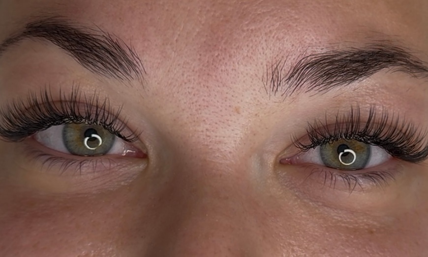 Image 2: Wimpernverlängerung für einen einzigartigen Look

