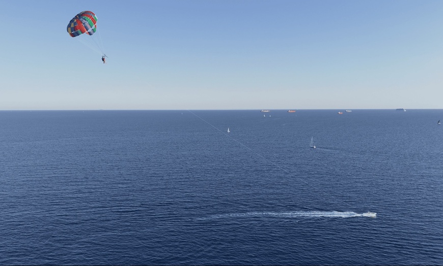 Image 7: Actividad acuática en paracaídas a más de 150 metros de cabo