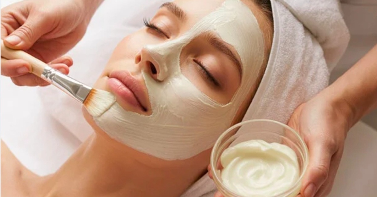 Tratamiento de limpieza facial con opción de Dermapen o ácido hialurónico y máscara LED en Girona