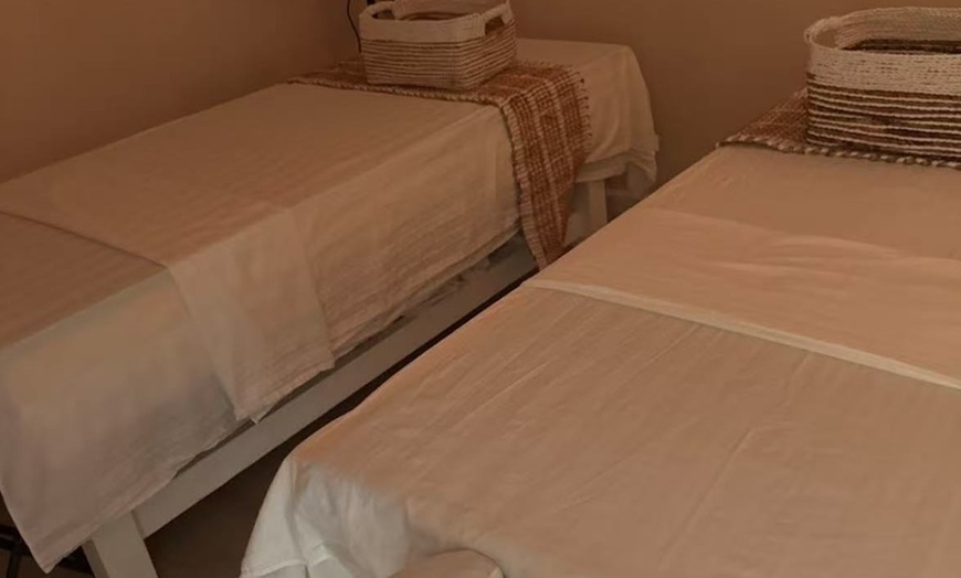 Image 3: Unwind with a 65-minute massage combo experience 