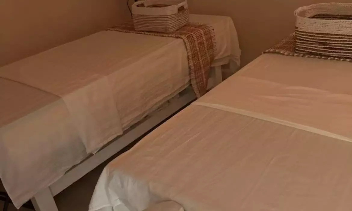 Unwind with a 65-minute massage combo experience 