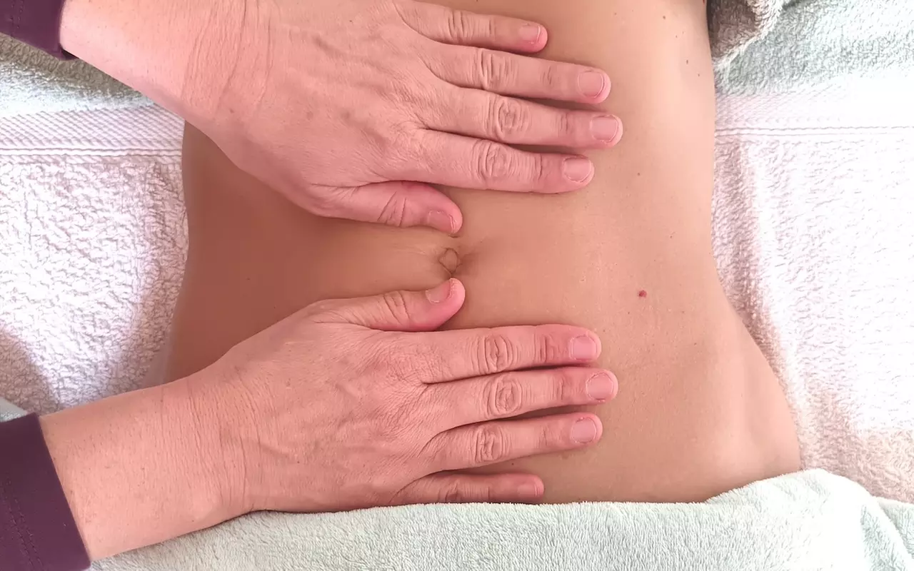 Massage abdominal de 45 min pour favoriser la détente et le confort digestif (30% de remise) - Primary Image