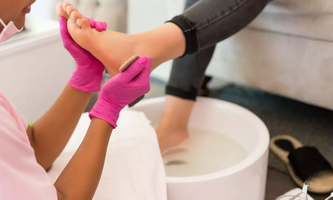 Spa des pieds avec pose de vernis semi-permanent sur les pieds