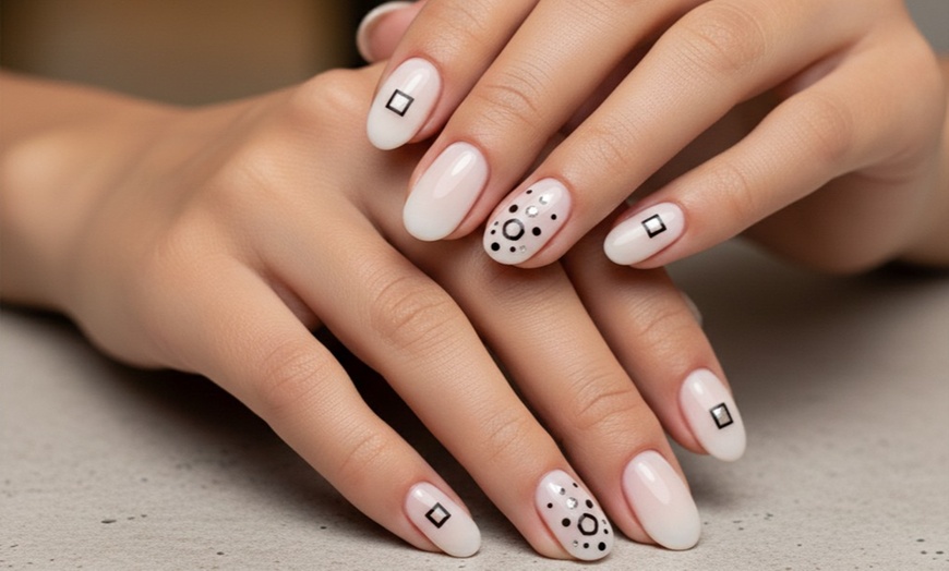 Image 14: Manicura o pedicura con opción a nivelación, refuerzo de gel y más