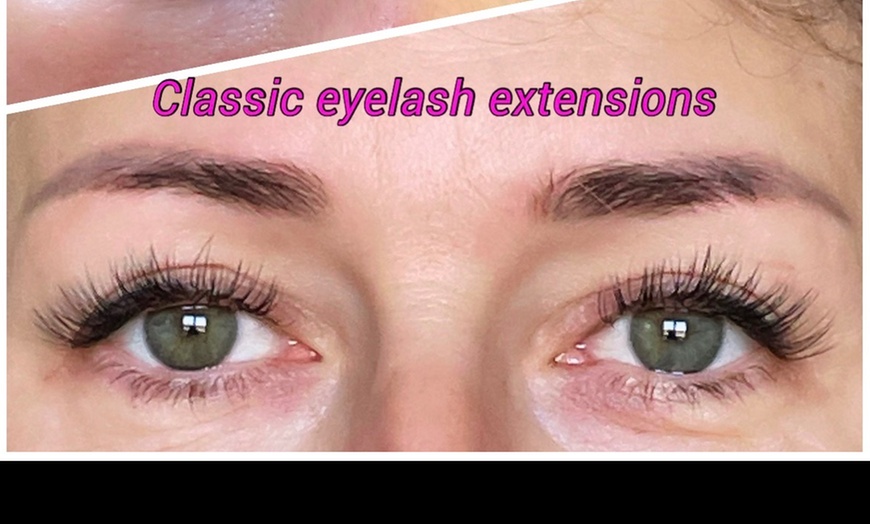 Image 3: Discover Lashmania's diverse eyelash options from classic to volume extensions with up to 38% off for new clients in Valencia.