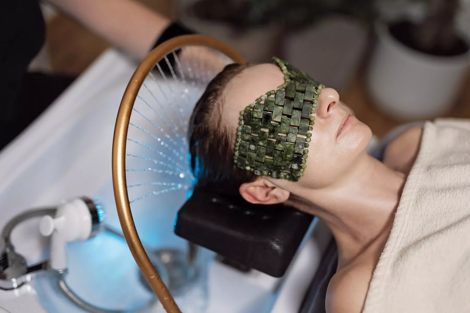 Masaż Head & Spa dla kobiet i mężczyzn: masaż barków, twarzy, pielęgnacja skóry głowy i więcej (do -26%) - Primary Image