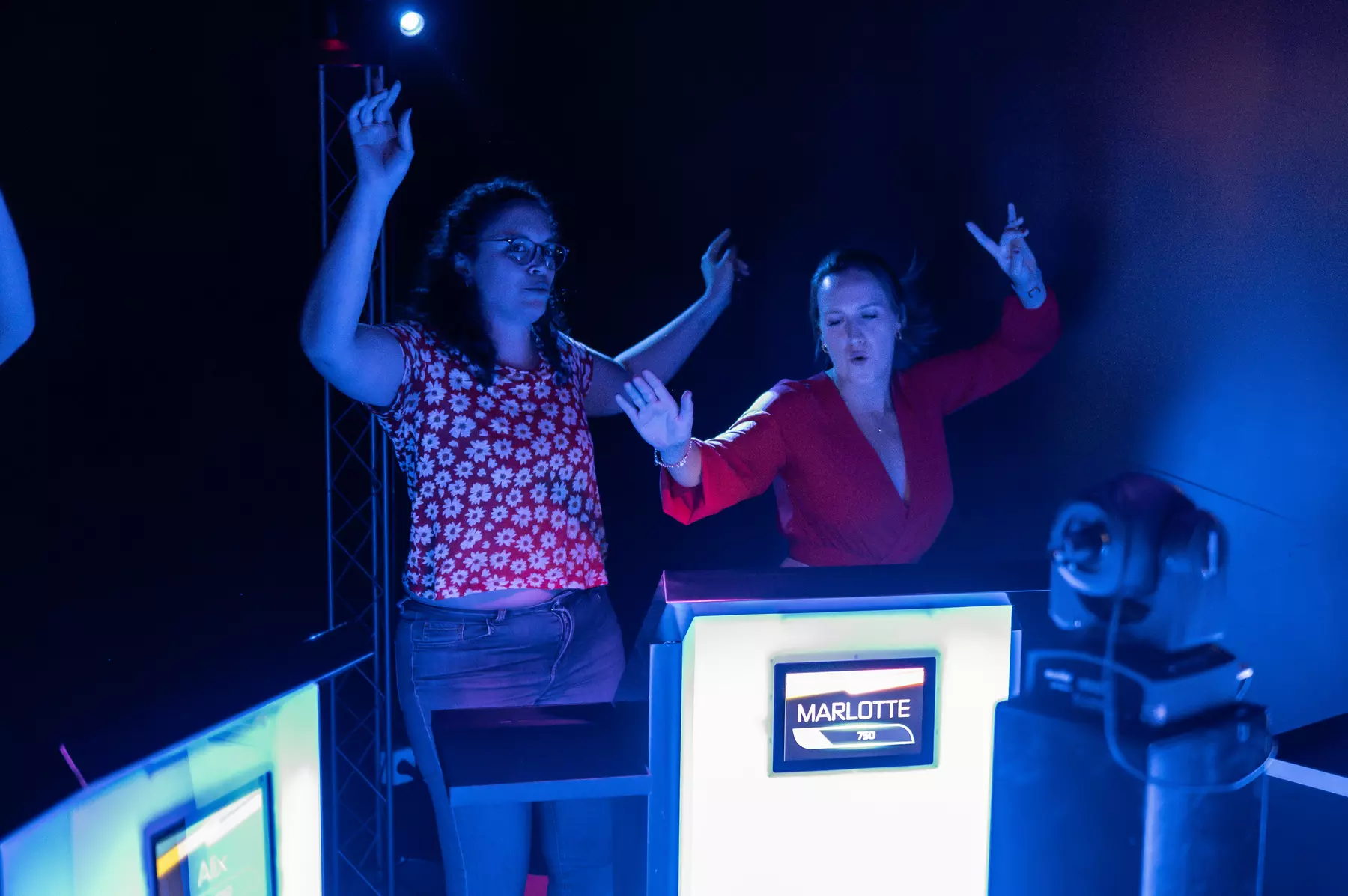 Quiz musical immersif : défiez vos proches sur un plateau télé !