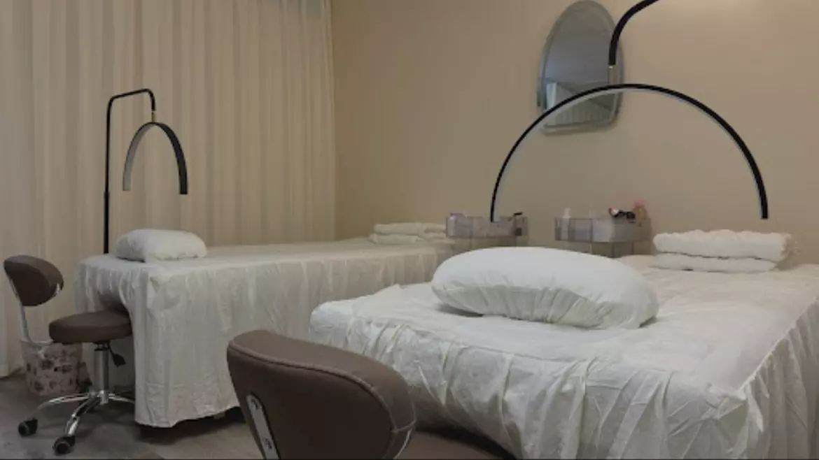 Classic, Hybrid, Volume, Mega Volume Eyelash Extensions, or Lash Lift