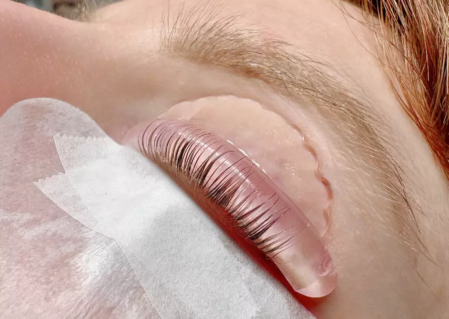 Wimpern- und/oder Augenbrauen-Lifting inkl. Färben für 1 Person