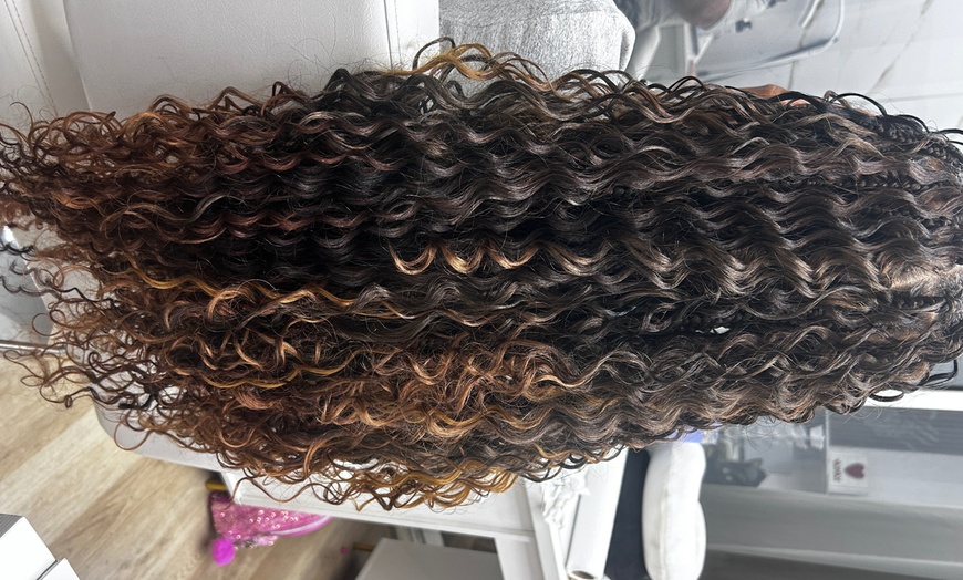 Image 4: Transform Your Look with Stylish Knotless or Box Braids