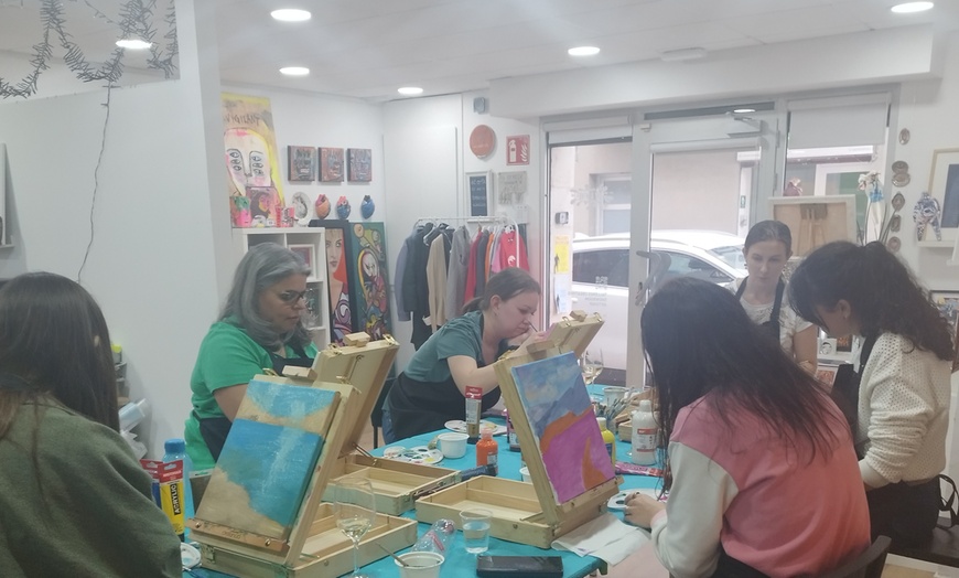 Image 10: ¡Vaya artista! Pinta una obra de arte acompañándolo de vinos y picoteo para 1 o 2 personas y ahorra hasta un 50%